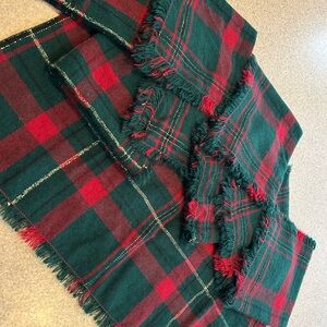 Table Runner With 8 Napkins Plaid Fringe